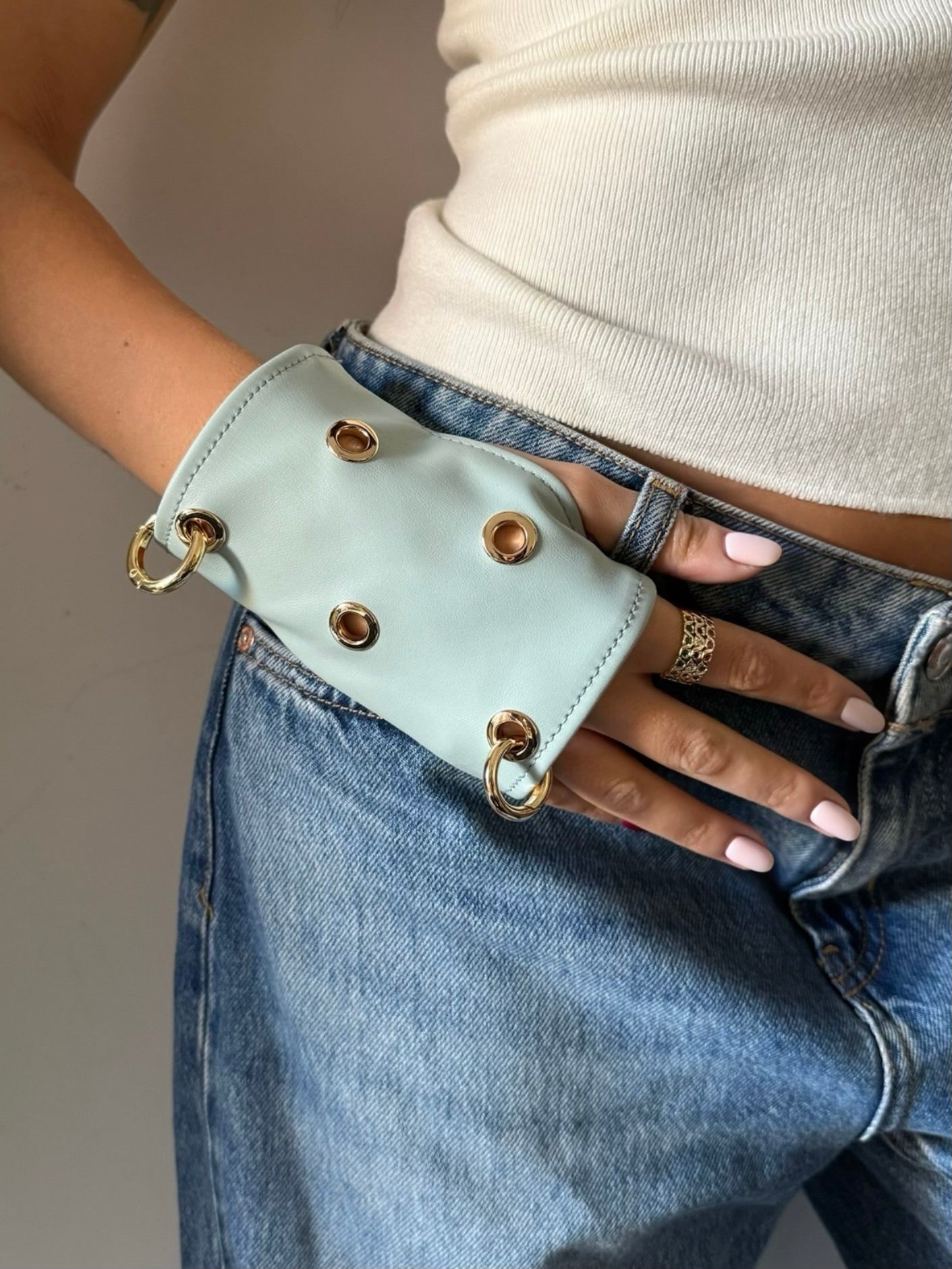 IDOL Glove - Sky (gold details)