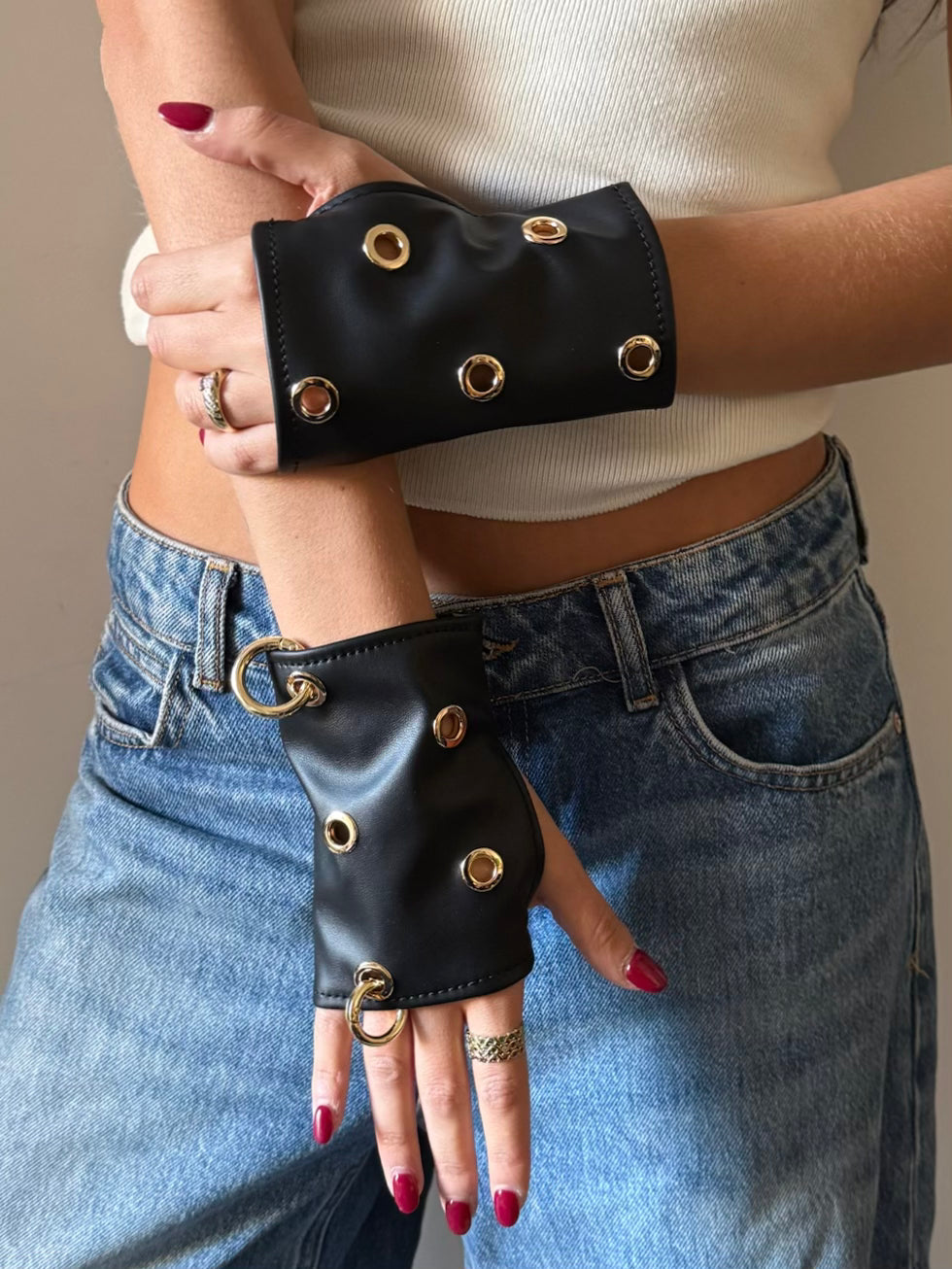 IDOL Glove - Black (gold details)