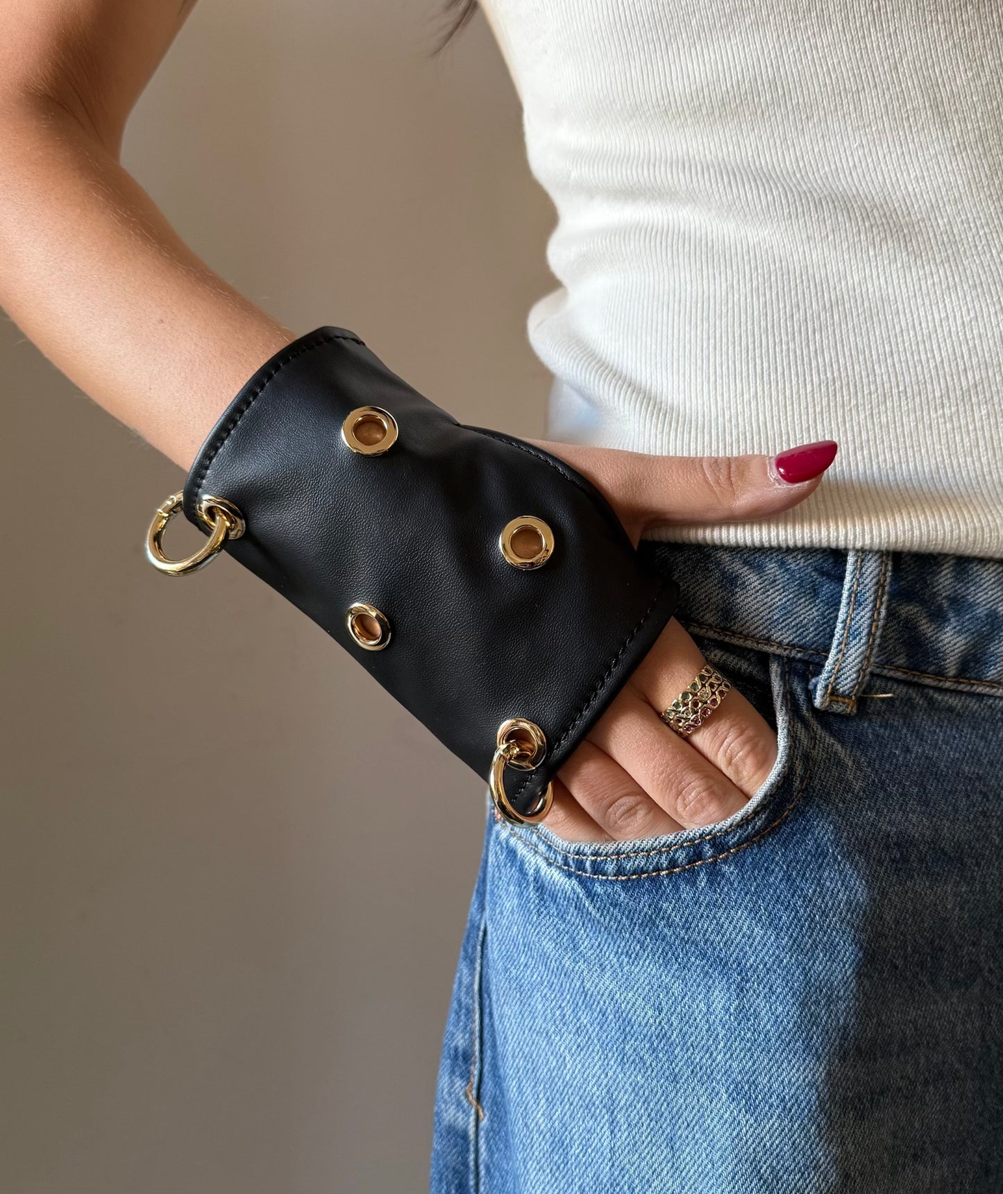 IDOL Glove - Black (gold details)